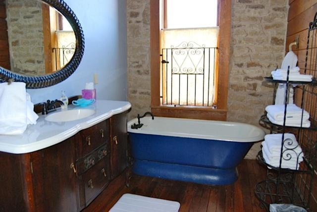Upstairs Inn Hico Dış mekan fotoğraf